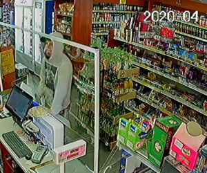 ROZBÓJ w biały dzień koło Obornik Wielkopolskich. Rozpoznajesz tych mężczyzn? [WIDEO, ZDJĘCIA]