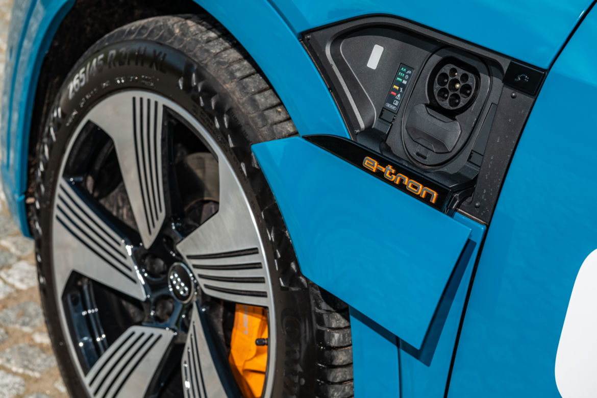 Audi e-tron Sportback 55 quattro S line (Antigua Blue)