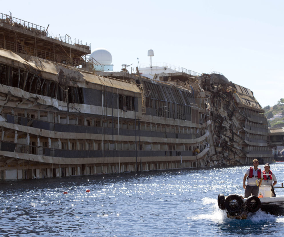 Costa Concordia podniesiona! Operacja wyciągania wraku gigantycznego wycieczkowca rozpoczęta