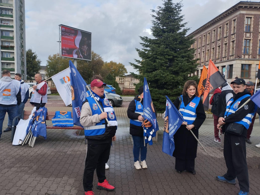 Hutnicy i koksownicy wyszli na ulice w Dąbrowie Górniczej. Apel do rządu o ratunek dla branży i tysięcy miejsc pracy