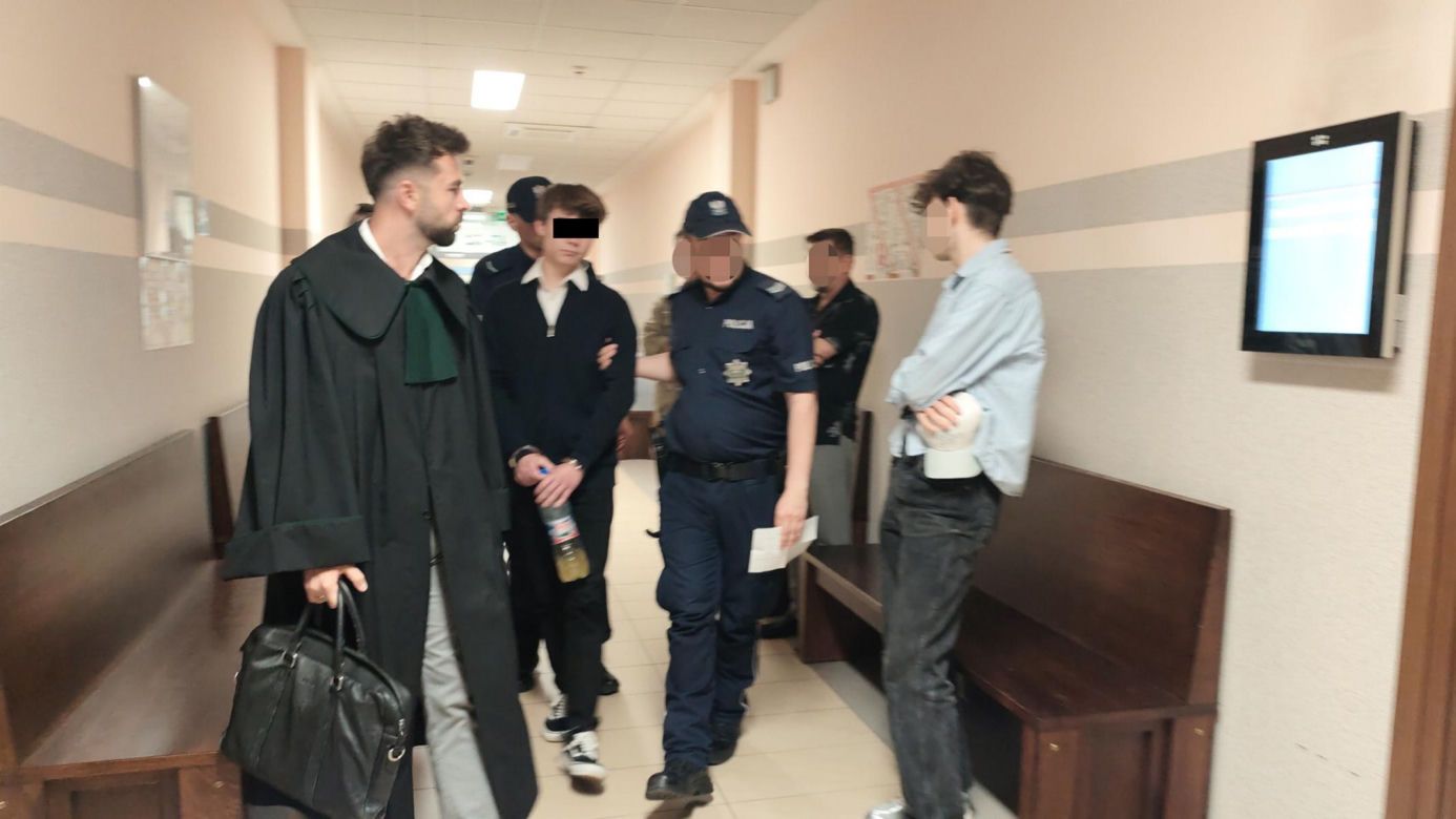 Jechał pod wpływem alkoholu, rozbił mercedesa o słup. 18-letnia Ania zginęła na miejscu