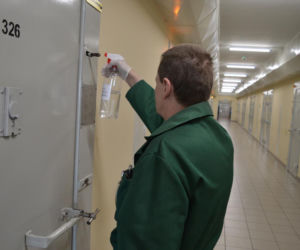 Więźniowie z Piotrkowa Trybunalskiego szyją maseczki