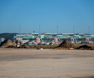 Lotnisko we Wrocławiu zamknięte, ale prace budowlane idą pełną parą