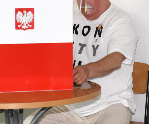 Wybory 2020 Lech Wałęsa zagłosował w koszulce Konstytucja 