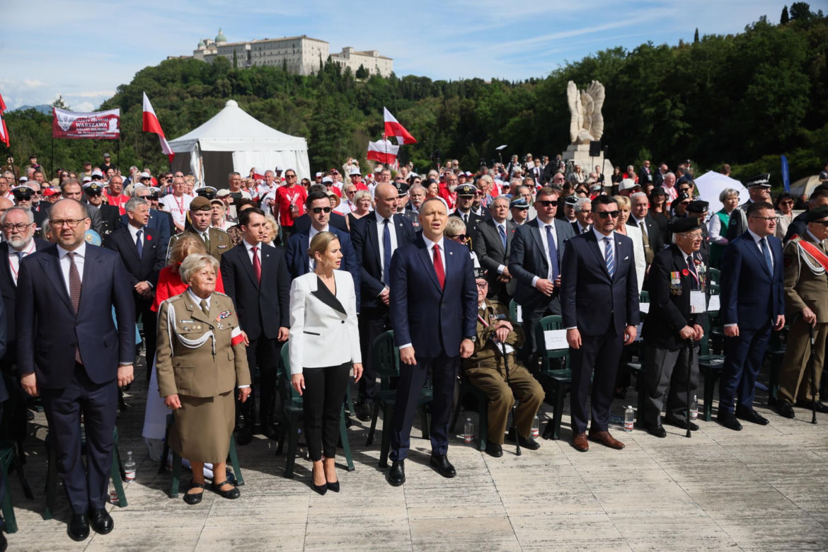 Prezydent RP Karol Nawrocki i pierwsza dama Marta Nawrocka podczas polowej mszy świętej na Polskim Cmentarzu Wojennym pod Monte Cassino