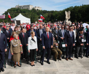 Prezydent RP Karol Nawrocki i pierwsza dama Marta Nawrocka podczas polowej mszy świętej na Polskim Cmentarzu Wojennym pod Monte Cassino