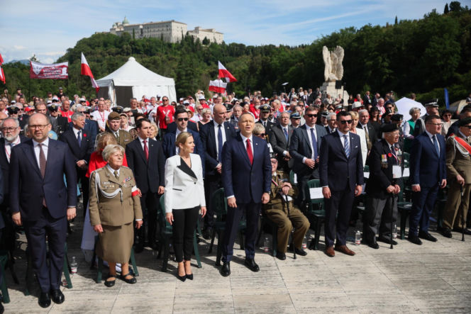 Prezydent RP Karol Nawrocki i pierwsza dama Marta Nawrocka podczas polowej mszy świętej na Polskim Cmentarzu Wojennym pod Monte Cassino