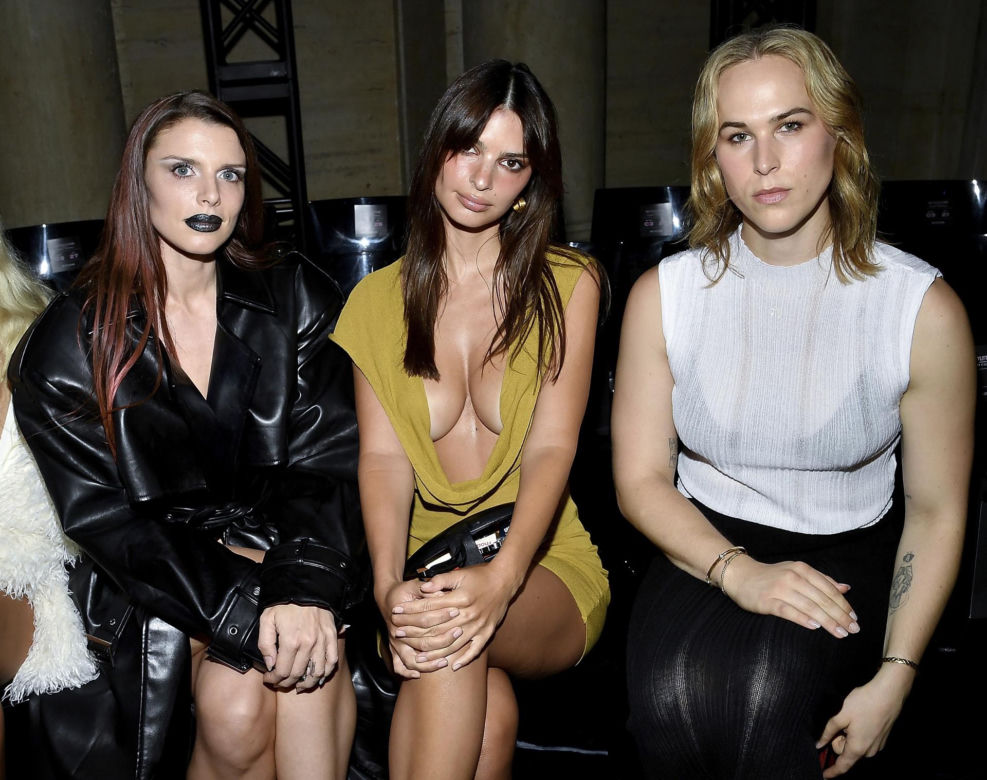 Emily Ratajkowski zrobiła to na środku ulicy. Piękna Polka w gorących scenach. W ogóle się nie krępuje