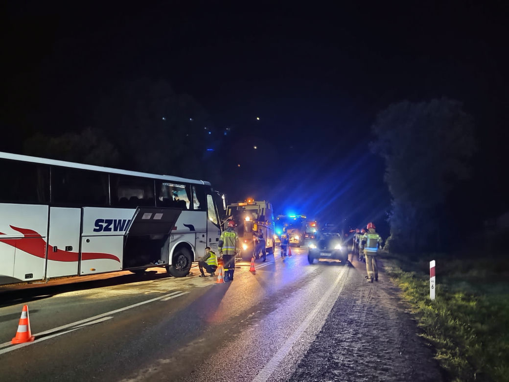Potężny wyciek po wypadku w Witowicach Górnych. 700 litrów oleju na drodze