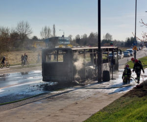 Autobus miejski spłonął doszczętnie na środku ulicy! Szok w Łodzi [ZDJĘCIA]
