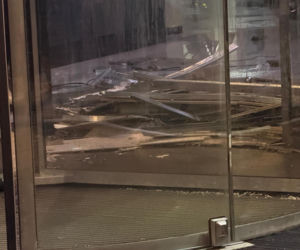 Runął sufit w biurowcu przy Twardej! Wiemy, co było przyczyną awarii