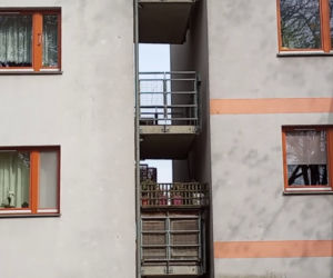 Balkony z widokiem na ścianę