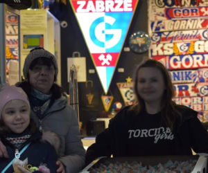 Dziewczyny z Torcida Girls rozdały seniorom trójkolorowe babeczki z okazji Dnia Babci i Dziadka 