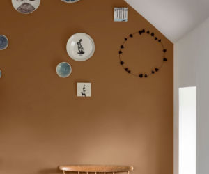 Spiced Honey, kolor roku 2019, w radosnych wnętrzach. Inspiracje
