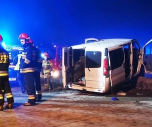 Kamieńsk: WYPADEK na Gierkówce! Bus UDERZYŁ w betonowe bariery, 5 osób RANNYCH! [FOTO]