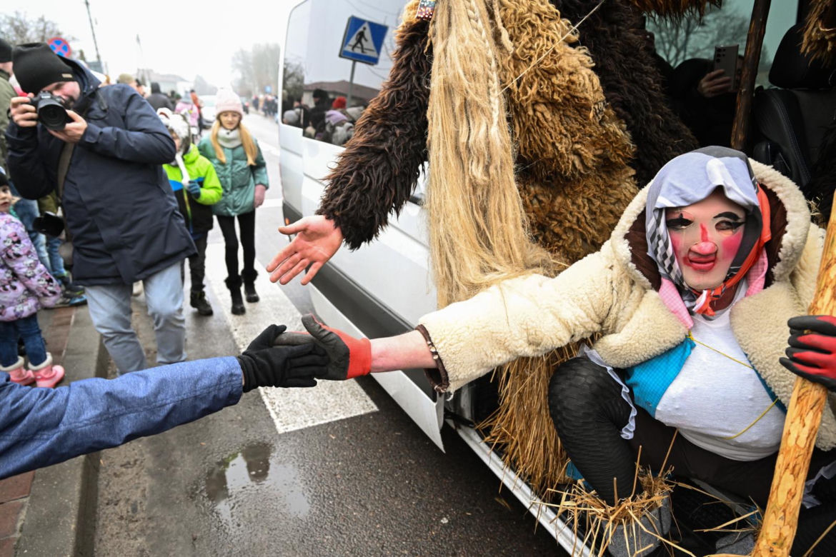 Brodacze żegnają stary rok na ulicach Sławatycz