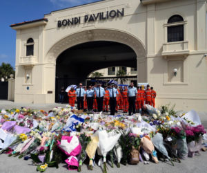 Ojciec i syn weszli na plażę i zaczęli strzelać bez litości! Nie żyje 16 osób, 42 są ranne. Horror!