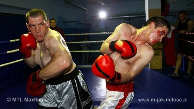 M jak MIŁOŚĆ, odc. 937. Marcin Chodakowski (Mikołaj Roznerski) i Grimakow (Krzysztof Ogonek) na ringu 