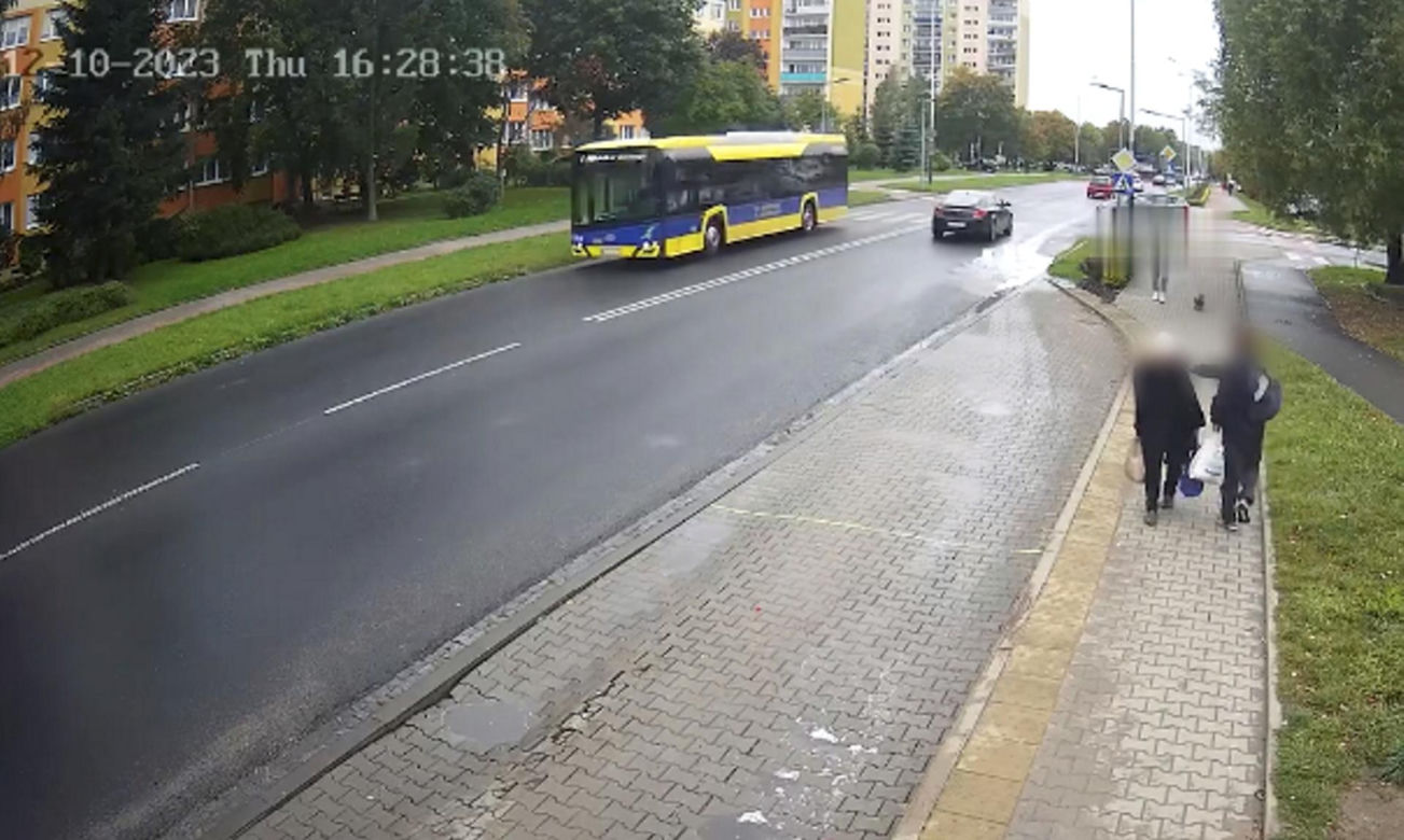 35-latek nie miał litości dla starszej kobiety z zakupami! 
