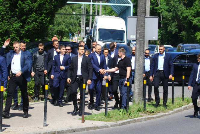 Nawrocki na procesji z rodziną