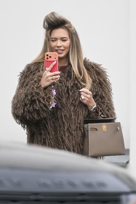 Sandra Kubicka w wałku na głowie
