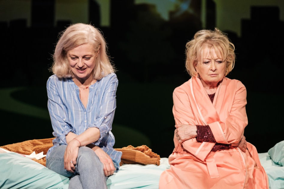 Magdalena Zawadzka i Sylwia Zmitrowicz w sztuce "Uciekinierki" 