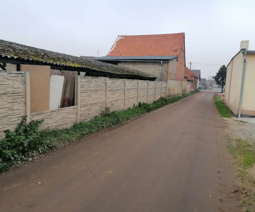Stopą muru nie przebijesz. 19-latek z Kościana skopał ogrodzenie