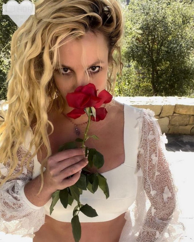 Britney Spears chwali się, że utyła. "Przynajmniej mam tyłek". Wije się po podłodze i tańczy z psami