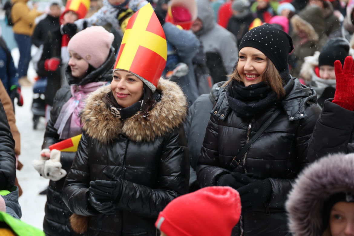 Orszak Świętego Mikołaja 2023 przeszedł przez Lublin. Było śnieżnie i radośnie! 