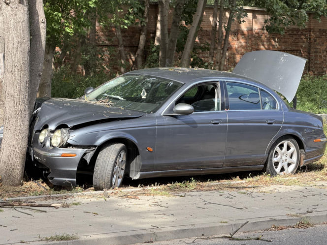 Kompletnie pijany kierowca Jagura gruchnął w Audi i rozbił się na drzewie. Jedna osoba w szpitalu