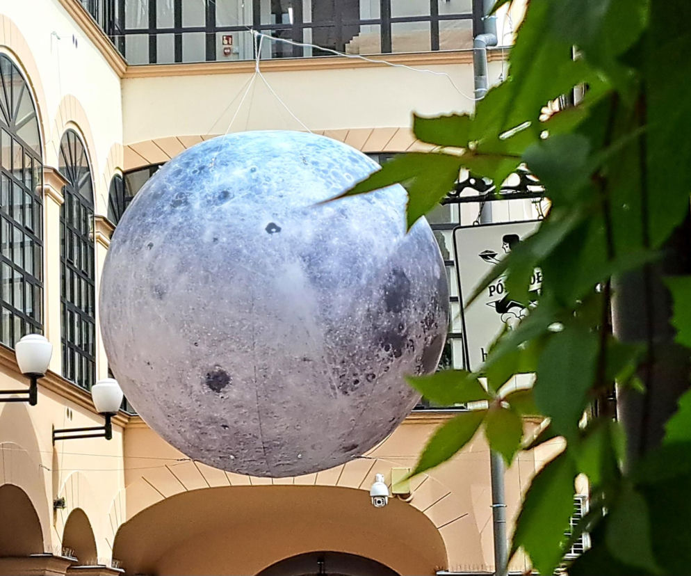 Balon w kształcie Księżyca nad Pasażem Tertila w Tarnowie. O konkursie fotograficznym przeczytasz na Eska Tarnów.