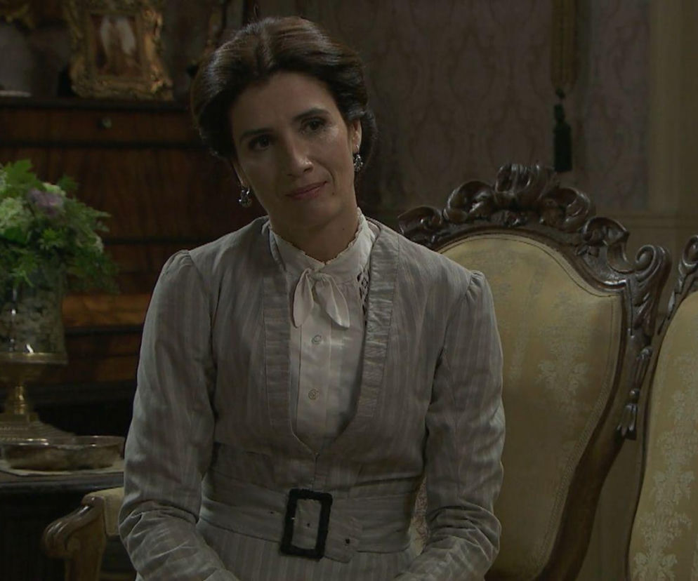 Bohaterka serialu Akacjowa 38 siedząca w eleganckim salonie. O losach mieszkańców przeczytasz na Eska.