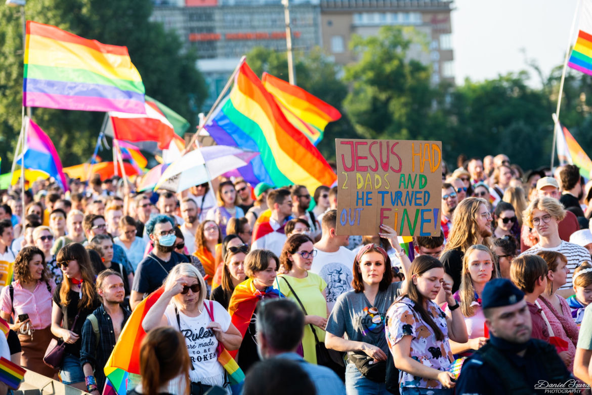 Marsz Równości w Krakowie - tłumy na wydarzeniu pod hasłem "Zaczerpnąć tchu".