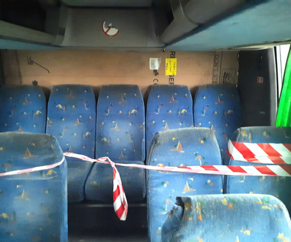 Tektura zamiast szyby. Skandal w autobusie dla dzieci pod Mławą! Policjanci w szoku [ZDJĘCIA]