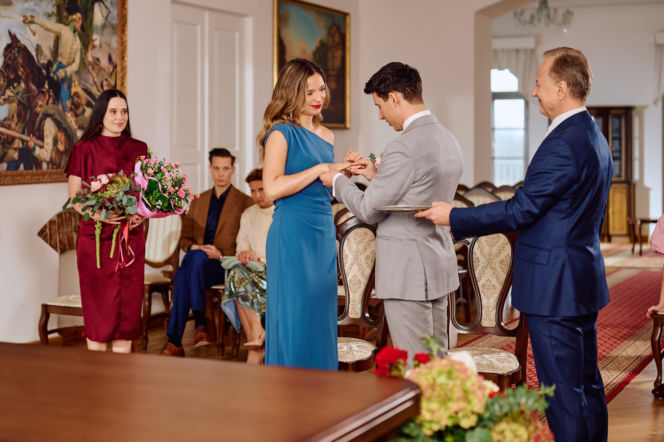 Kalina dopnie swego i usidli Tadka, jednocześnie wrabiając Darka w... zepchnięcie jej ze schodów.