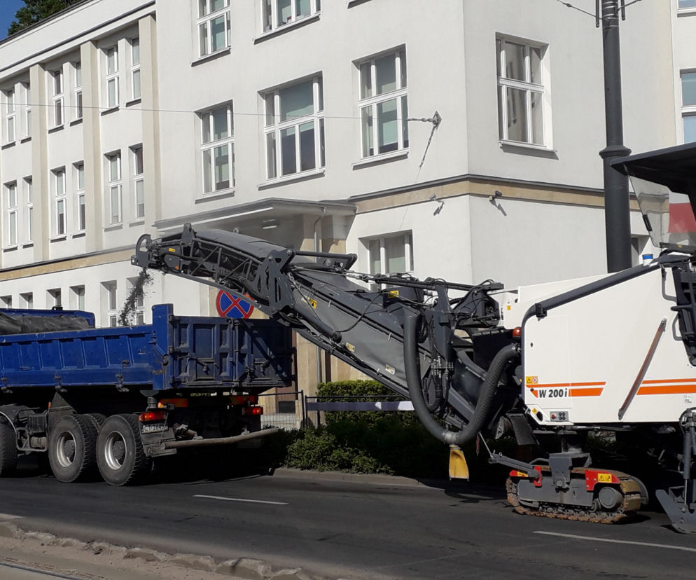 Ruszyły roboty w rejonie placu Rapackiego w Toruniu. Ciężki sprzęt na placu budowy