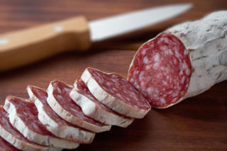 Groźna bakteria odkryta w popularnym salami