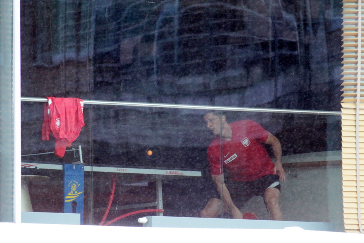 Robert Lewandowski gra w ping-pong