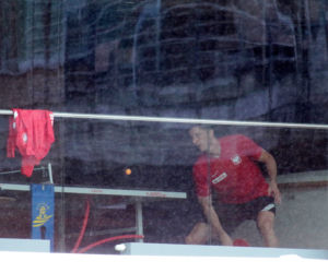 Robert Lewandowski gra w ping-pong