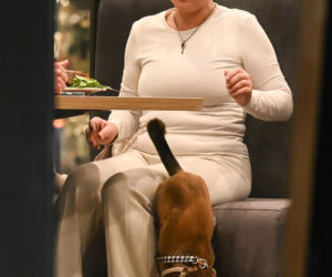 Monika Richardson z dzieckiem i pieskiem