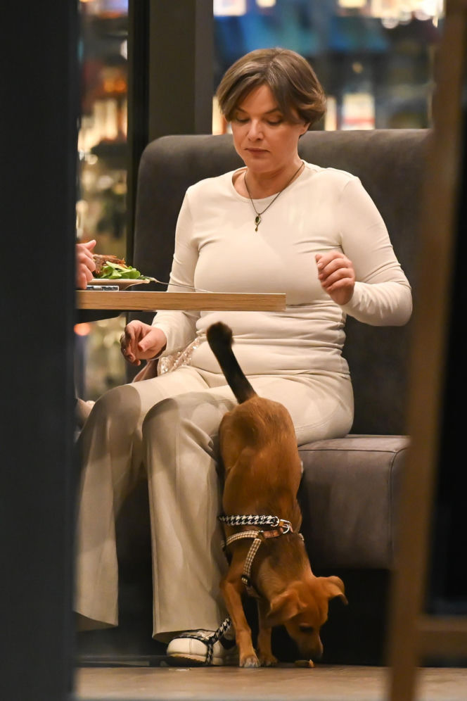 Monika Richardson z dzieckiem i pieskiem