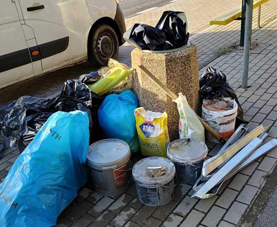 Co za brudas! Śmieci po remoncie wyrzucił na przystanku