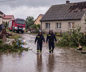 Skutki nawałnic uderzyły w Polskę. Jak służby radzą sobie z żywiołem?
