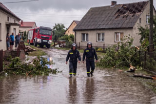Skutki nawałnic uderzyły w Polskę. Jak służby radzą sobie z żywiołem?