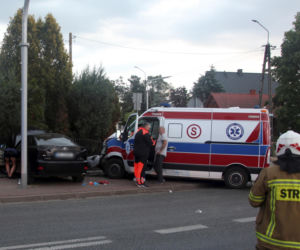 Karetka staranowała osobówkę. Wiele osób rannych