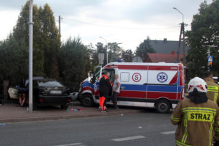 Karetka staranowała osobówkę. Wiele osób rannych