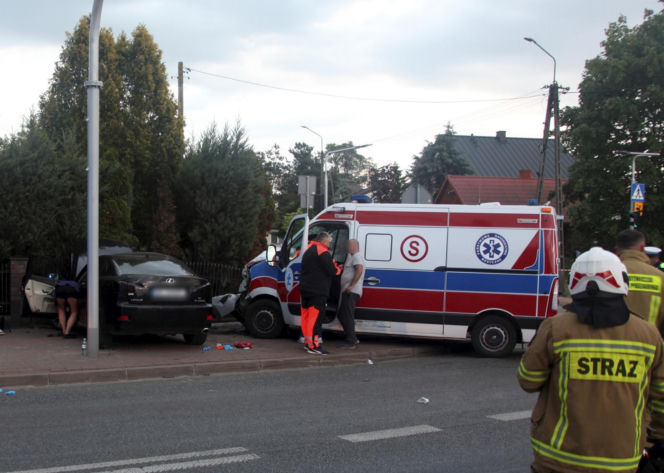 Karetka staranowała osobówkę. Wiele osób rannych