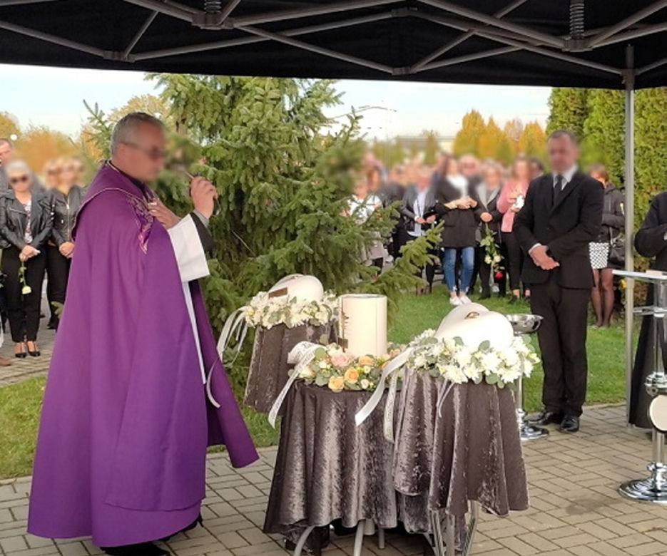 Katarzyna z malutkimi córeczkami zostaną pochowane w rodzinnym grobowcu. Wzruszające słowa księdza