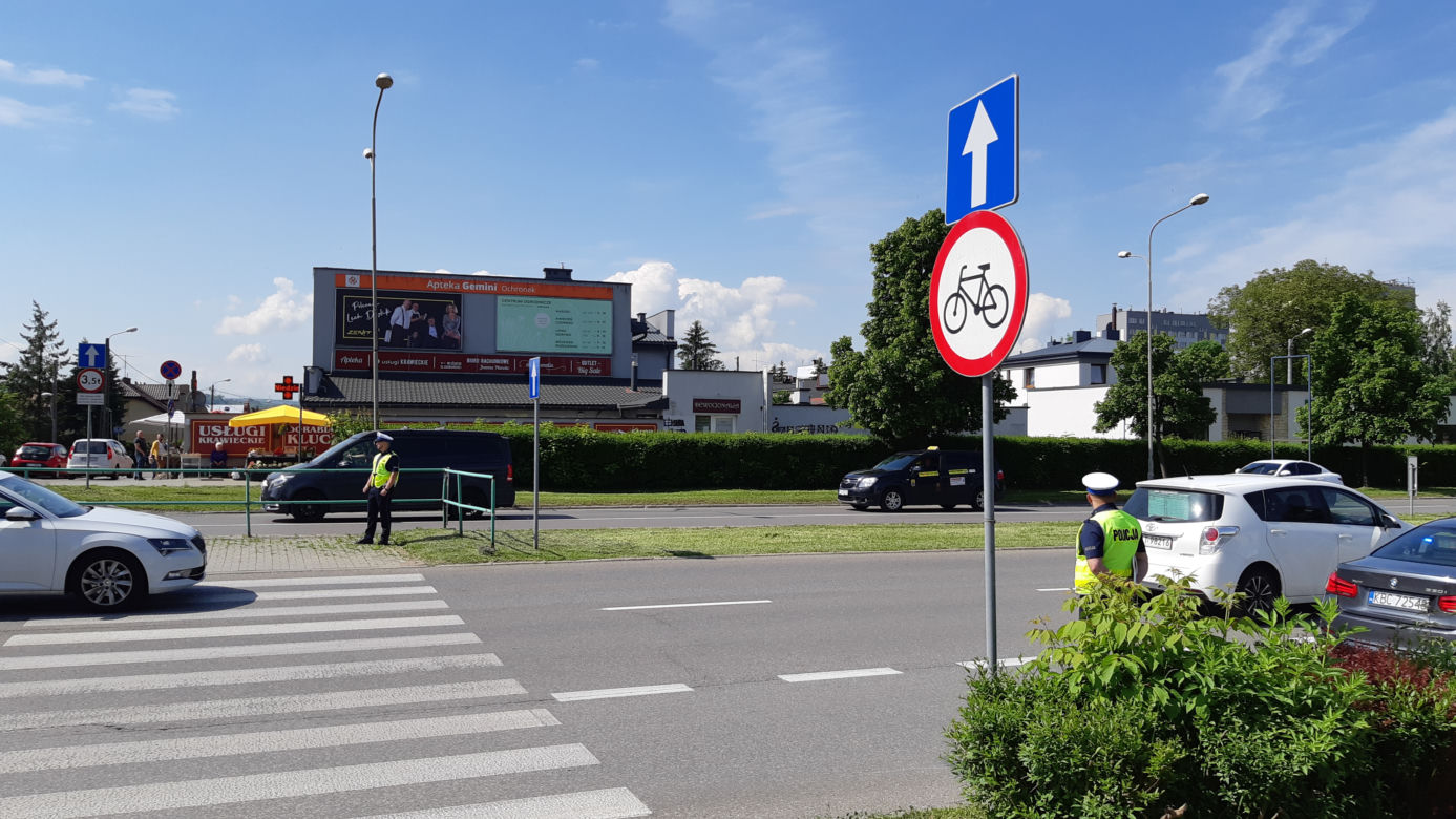 Mandat za używanie komórki na pasach. Akcja tarnowskiej policji. Zobacz zdjęcia!