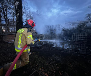 Pożar na terenie dawnej rafinerii w Czechowicach-Dziedzicach. Czarny dym nad miastem